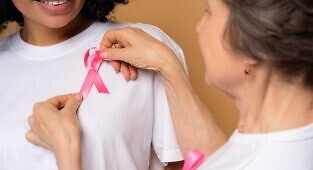 דפוסים של מוטציות ברמת מסלולים ביולוגיים חוזות את המהלך של סרטן השד וחושפות מטרות טיפוליות